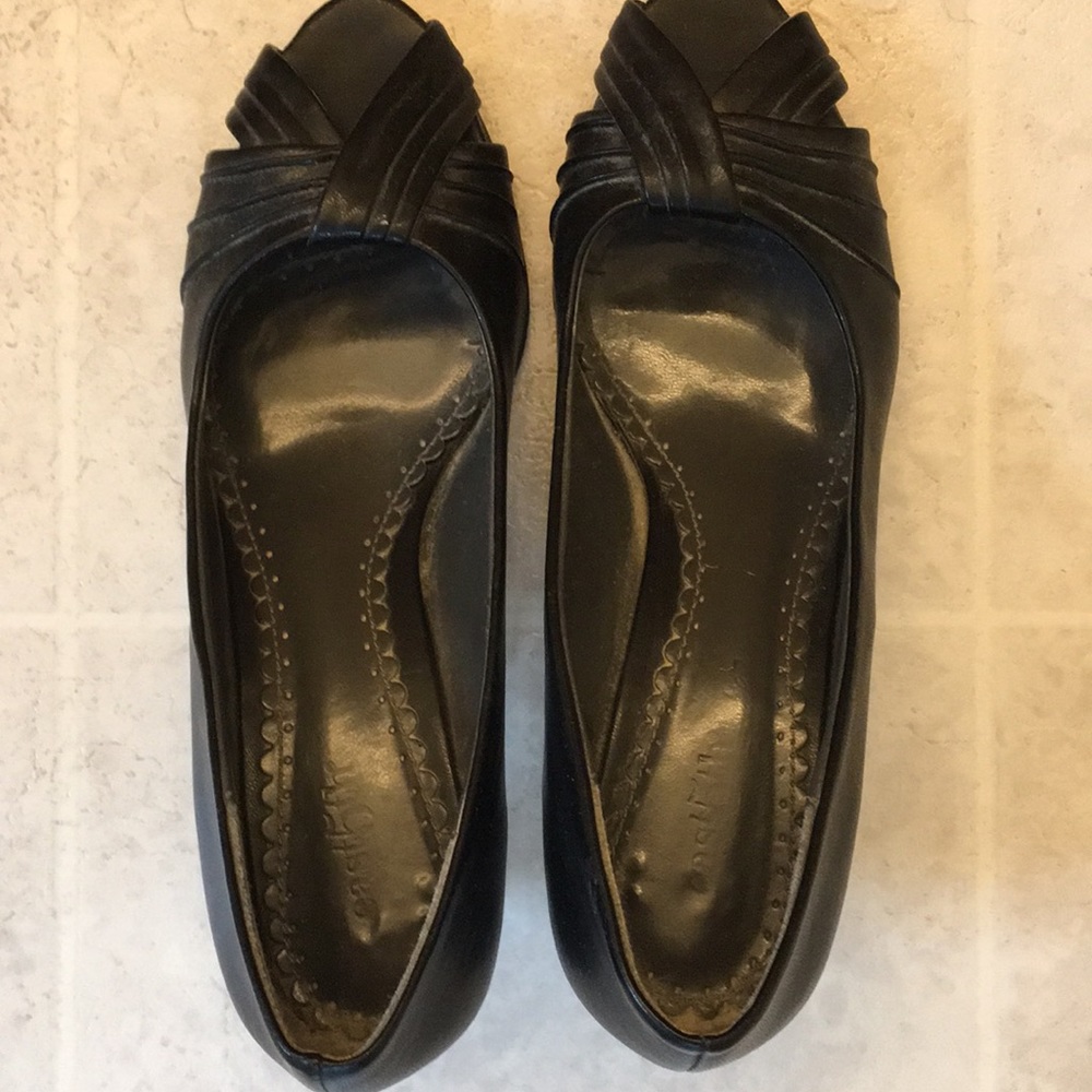 Black pumps